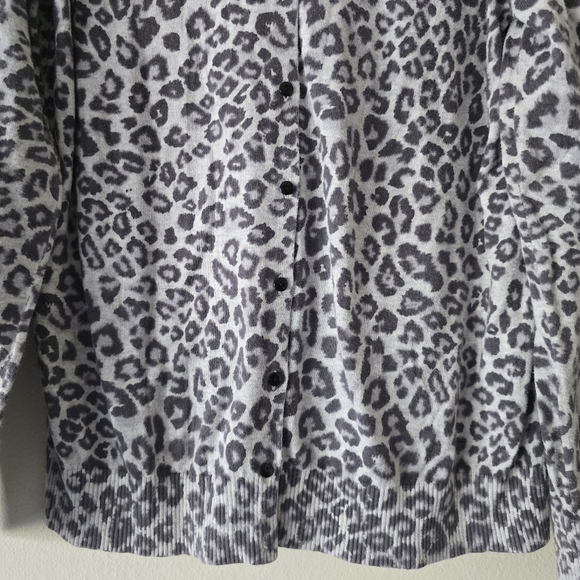 OLD NAVY MATERNITY Gray Animal Print Cardigan Button Down Leopard Print Large - Picture 8 of 17